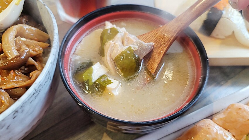 漁姬壽司專賣║興大高CP值美食，狂推激香燒豚丼、炙燒鮭魚握壽司，平價日式料理就在這！！