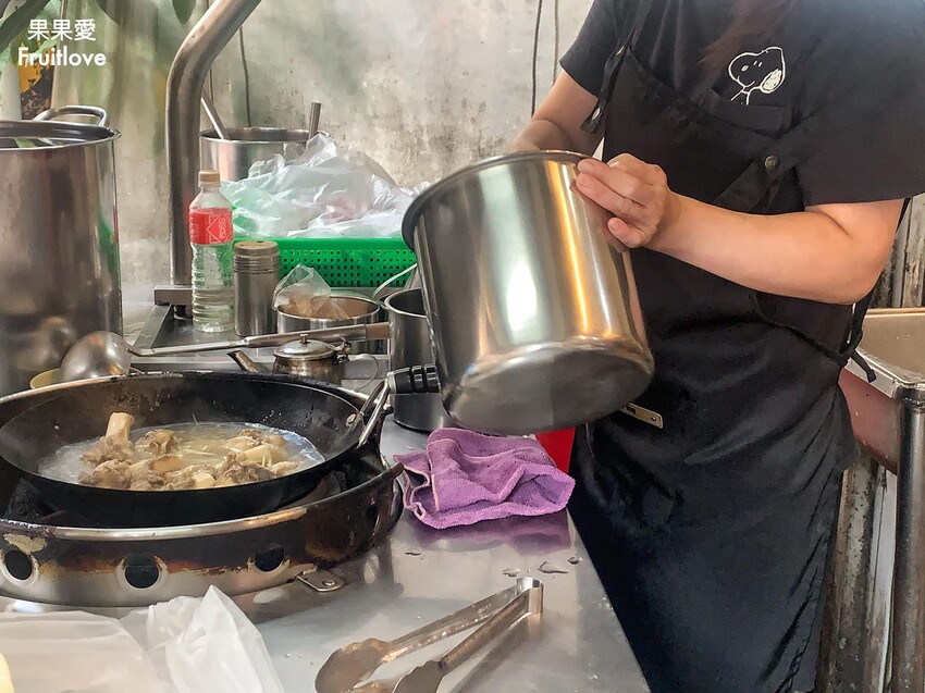 施溪湖炒羊肉-大里店⟩羊大骨湯每週五限量,晚來就要再等一個星期-台中大里美食 @果果愛Fruitlove 施溪湖炒羊肉-大里店⟩羊大骨湯每週五限量,晚來就要再等一個星期-台中大里美食 @果果愛Fruitlove