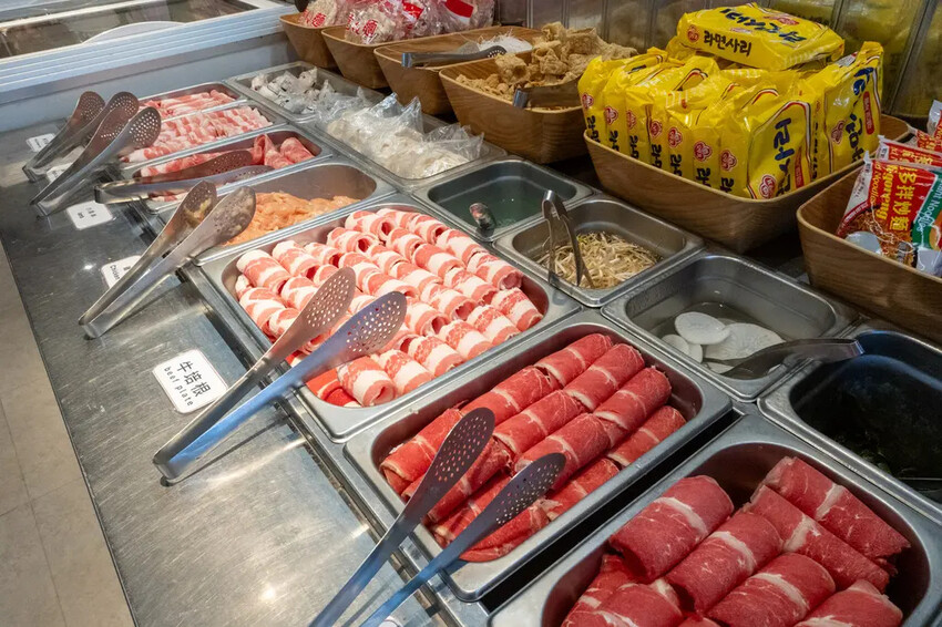 新莊火鍋吃到飽！韓哥哥石頭火鍋高CP值，肉類海鮮爽吃到翻。