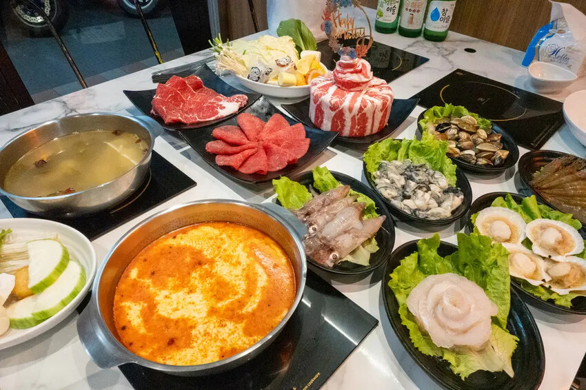新莊火鍋吃到飽！韓哥哥石頭火鍋高CP值，肉類海鮮爽吃到翻。