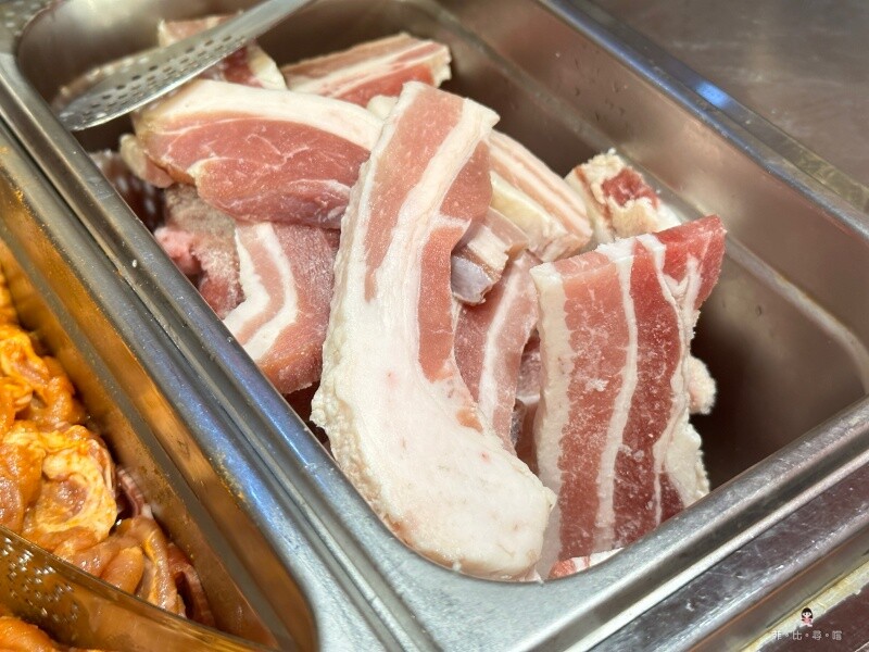 韓哥哥銅盤烤肉 369元起火烤兩吃還免服務費 超過40種食材無限吃到飽 打卡免費送白蝦～