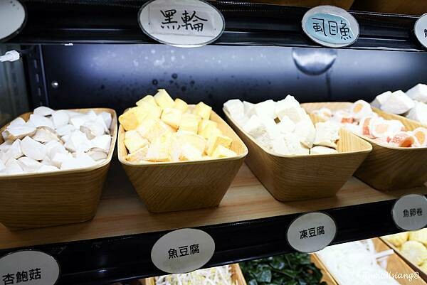 新北市新莊區【食■新莊】韓哥哥石頭火鍋/新莊平價火鍋吃到飽/新北石頭火鍋推薦/蔬食.肉品.冰淇淋.飲料無限自助吧/用料實