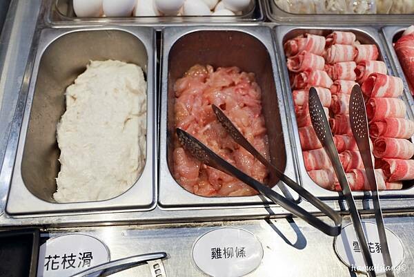 新北市新莊區【食■新莊】韓哥哥石頭火鍋/新莊平價火鍋吃到飽/新北石頭火鍋推薦/蔬食.肉品.冰淇淋.飲料無限自助吧/用料實