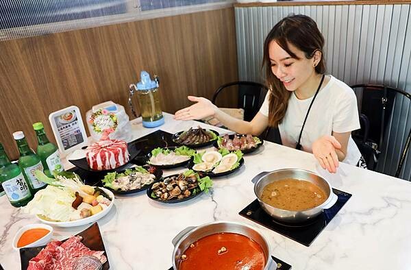 新北市新莊區【食■新莊】韓哥哥石頭火鍋/新莊平價火鍋吃到飽/新北石頭火鍋推薦/蔬食.肉品.冰淇淋.飲料無限自助吧/用料實