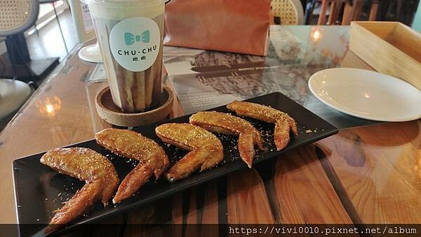 基隆.安樂-外木山海灘旁的啾啾咖啡CHU CHU Cafe，來杯奶蓋冰美式悠閒的在海邊看海，人生一大樂事!