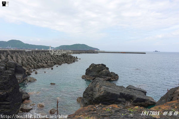 【宜蘭。蘇澳】豆腐岬風景區。豆腐岬小海灣。全台最大的沙頸地形。弧狀凹槽面向海洋。礁岩狀似豆腐