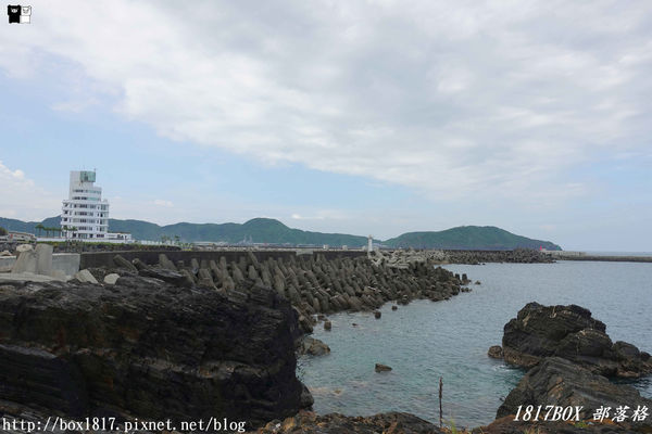 【宜蘭。蘇澳】豆腐岬風景區。豆腐岬小海灣。全台最大的沙頸地形。弧狀凹槽面向海洋。礁岩狀似豆腐