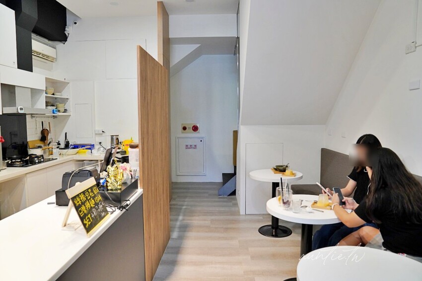 【台中】西區|5am Cafe HK,港式甜品咖啡廳,撈麵魚蛋口味道地,港味十足!