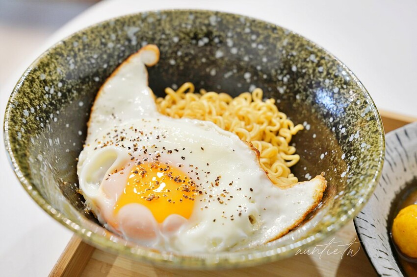 【台中】西區|5am Cafe HK,港式甜品咖啡廳,撈麵魚蛋口味道地,港味十足!