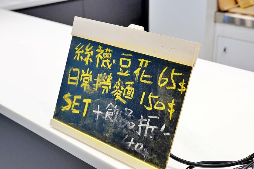 【台中】西區|5am Cafe HK,港式甜品咖啡廳,撈麵魚蛋口味道地,港味十足!