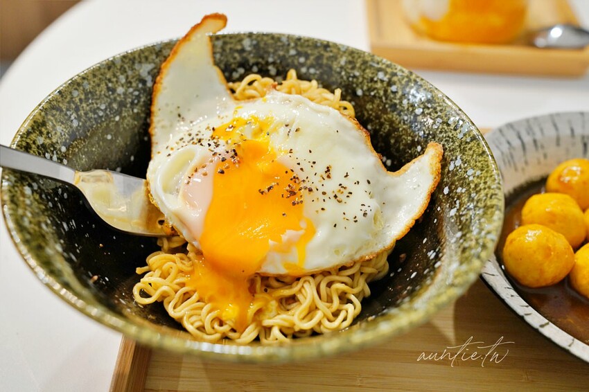 【台中】西區|5am Cafe HK,港式甜品咖啡廳,撈麵魚蛋口味道地,港味十足!