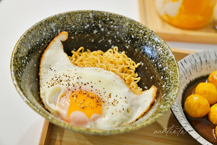 【台中】西區|5am Cafe HK,港式甜品咖啡廳,撈麵魚蛋口味道地,港味十足!