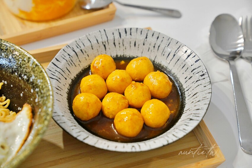 【台中】西區|5am Cafe HK,港式甜品咖啡廳,撈麵魚蛋口味道地,港味十足!