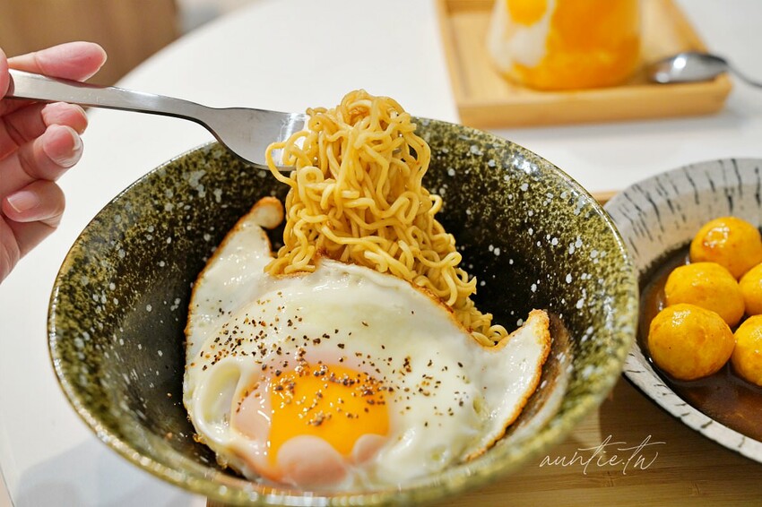 【台中】西區|5am Cafe HK,港式甜品咖啡廳,撈麵魚蛋口味道地,港味十足!