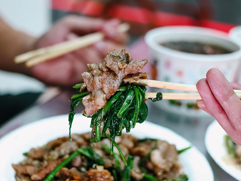 明弟生炒羊肉 | 新竹羊肉美食 90元吃羊肉炒麵、藥膳羊肉湯，滿滿生炒羊肉只要 $130