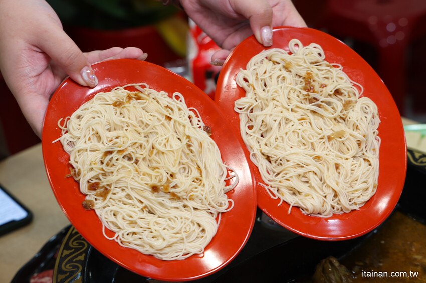 超浮誇!招牌禽獸鍋一次爽吃薑母鴨加羊肉爐鴛鴦鍋!還有爆蛋紅蟳、雞佛、鮑魚、野生烏魚子真的太補了!台南薑母鴨永康中華路新開店「鑫帝元薑母鴨羊肉爐」有免費停車場 @台南好Food遊