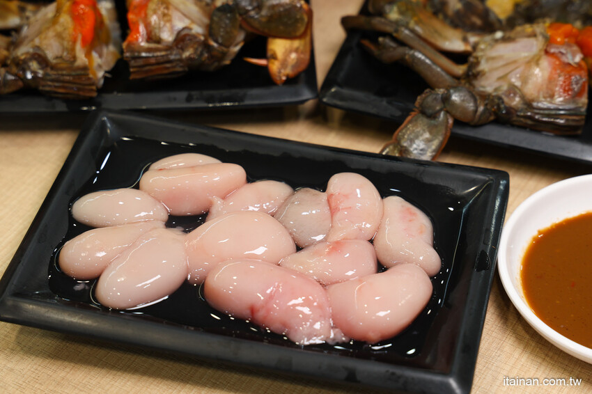 超浮誇!招牌禽獸鍋一次爽吃薑母鴨加羊肉爐鴛鴦鍋!還有爆蛋紅蟳、雞佛、鮑魚、野生烏魚子真的太補了!台南薑母鴨永康中華路新開店「鑫帝元薑母鴨羊肉爐」有免費停車場 @台南好Food遊