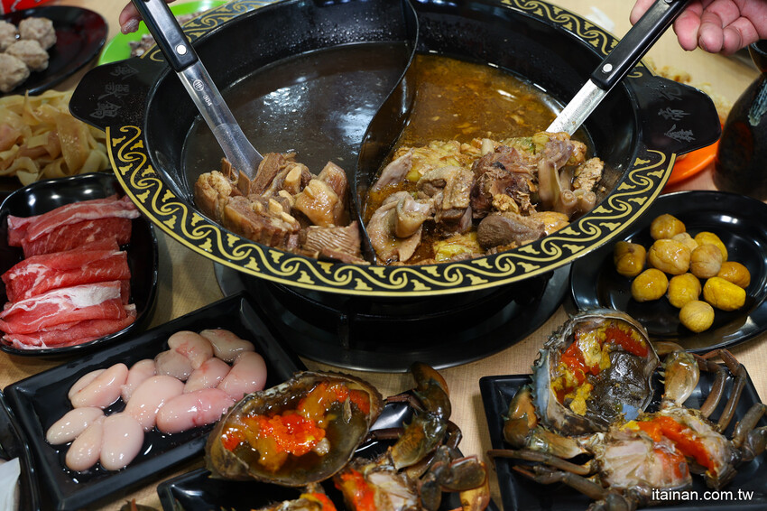 超浮誇!招牌禽獸鍋一次爽吃薑母鴨加羊肉爐鴛鴦鍋!還有爆蛋紅蟳、雞佛、鮑魚、野生烏魚子真的太補了!台南薑母鴨永康中華路新開店「鑫帝元薑母鴨羊肉爐」有免費停車場 @台南好Food遊