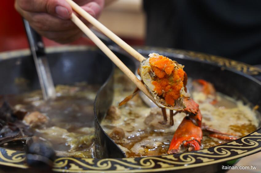 超浮誇!招牌禽獸鍋一次爽吃薑母鴨加羊肉爐鴛鴦鍋!還有爆蛋紅蟳、雞佛、鮑魚、野生烏魚子真的太補了!台南薑母鴨永康中華路新開店「鑫帝元薑母鴨羊肉爐」有免費停車場 @台南好Food遊