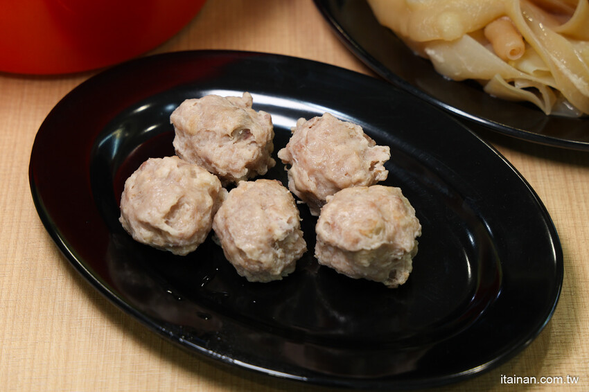 超浮誇!招牌禽獸鍋一次爽吃薑母鴨加羊肉爐鴛鴦鍋!還有爆蛋紅蟳、雞佛、鮑魚、野生烏魚子真的太補了!台南薑母鴨永康中華路新開店「鑫帝元薑母鴨羊肉爐」有免費停車場 @台南好Food遊