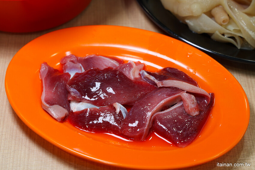 超浮誇!招牌禽獸鍋一次爽吃薑母鴨加羊肉爐鴛鴦鍋!還有爆蛋紅蟳、雞佛、鮑魚、野生烏魚子真的太補了!台南薑母鴨永康中華路新開店「鑫帝元薑母鴨羊肉爐」有免費停車場 @台南好Food遊