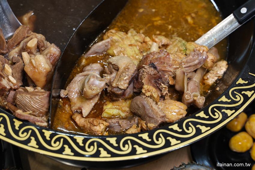 超浮誇!招牌禽獸鍋一次爽吃薑母鴨加羊肉爐鴛鴦鍋!還有爆蛋紅蟳、雞佛、鮑魚、野生烏魚子真的太補了!台南薑母鴨永康中華路新開店「鑫帝元薑母鴨羊肉爐」有免費停車場 @台南好Food遊