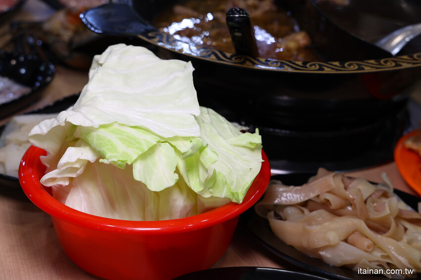 超浮誇!招牌禽獸鍋一次爽吃薑母鴨加羊肉爐鴛鴦鍋!還有爆蛋紅蟳、雞佛、鮑魚、野生烏魚子真的太補了!台南薑母鴨永康中華路新開店「鑫帝元薑母鴨羊肉爐」有免費停車場 @台南好Food遊