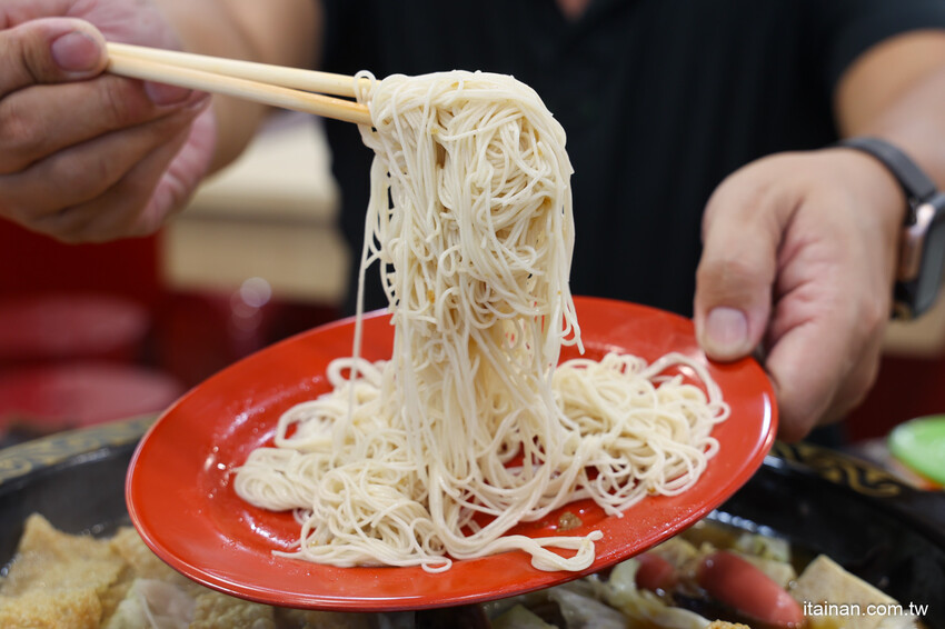 超浮誇!招牌禽獸鍋一次爽吃薑母鴨加羊肉爐鴛鴦鍋!還有爆蛋紅蟳、雞佛、鮑魚、野生烏魚子真的太補了!台南薑母鴨永康中華路新開店「鑫帝元薑母鴨羊肉爐」有免費停車場 @台南好Food遊