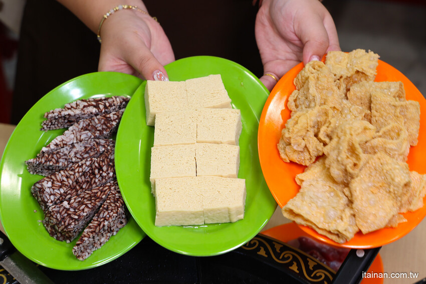 超浮誇!招牌禽獸鍋一次爽吃薑母鴨加羊肉爐鴛鴦鍋!還有爆蛋紅蟳、雞佛、鮑魚、野生烏魚子真的太補了!台南薑母鴨永康中華路新開店「鑫帝元薑母鴨羊肉爐」有免費停車場 @台南好Food遊