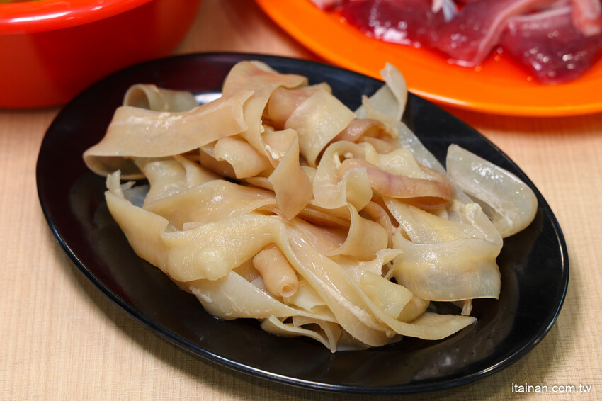 超浮誇!招牌禽獸鍋一次爽吃薑母鴨加羊肉爐鴛鴦鍋!還有爆蛋紅蟳、雞佛、鮑魚、野生烏魚子真的太補了!台南薑母鴨永康中華路新開店「鑫帝元薑母鴨羊肉爐」有免費停車場 @台南好Food遊