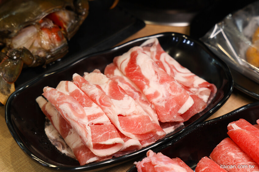 超浮誇!招牌禽獸鍋一次爽吃薑母鴨加羊肉爐鴛鴦鍋!還有爆蛋紅蟳、雞佛、鮑魚、野生烏魚子真的太補了!台南薑母鴨永康中華路新開店「鑫帝元薑母鴨羊肉爐」有免費停車場 @台南好Food遊