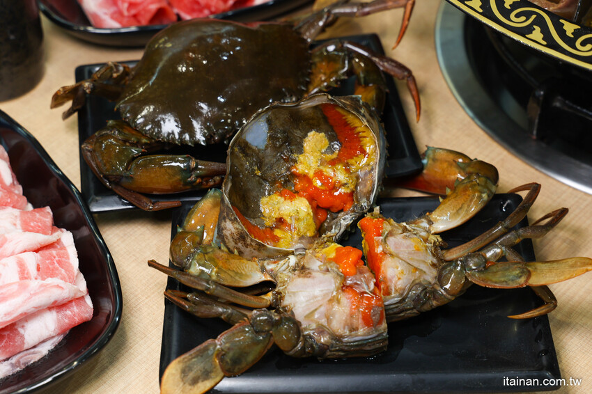 超浮誇!招牌禽獸鍋一次爽吃薑母鴨加羊肉爐鴛鴦鍋!還有爆蛋紅蟳、雞佛、鮑魚、野生烏魚子真的太補了!台南薑母鴨永康中華路新開店「鑫帝元薑母鴨羊肉爐」有免費停車場 @台南好Food遊