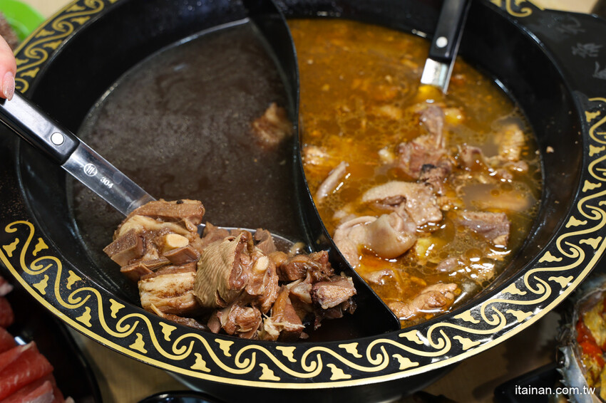 超浮誇!招牌禽獸鍋一次爽吃薑母鴨加羊肉爐鴛鴦鍋!還有爆蛋紅蟳、雞佛、鮑魚、野生烏魚子真的太補了!台南薑母鴨永康中華路新開店「鑫帝元薑母鴨羊肉爐」有免費停車場 @台南好Food遊