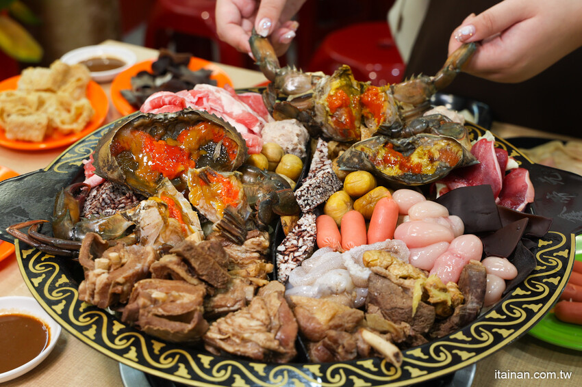 超浮誇!招牌禽獸鍋一次爽吃薑母鴨加羊肉爐鴛鴦鍋!還有爆蛋紅蟳、雞佛、鮑魚、野生烏魚子真的太補了!台南薑母鴨永康中華路新開店「鑫帝元薑母鴨羊肉爐」有免費停車場 @台南好Food遊