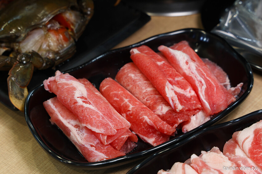 超浮誇!招牌禽獸鍋一次爽吃薑母鴨加羊肉爐鴛鴦鍋!還有爆蛋紅蟳、雞佛、鮑魚、野生烏魚子真的太補了!台南薑母鴨永康中華路新開店「鑫帝元薑母鴨羊肉爐」有免費停車場 @台南好Food遊