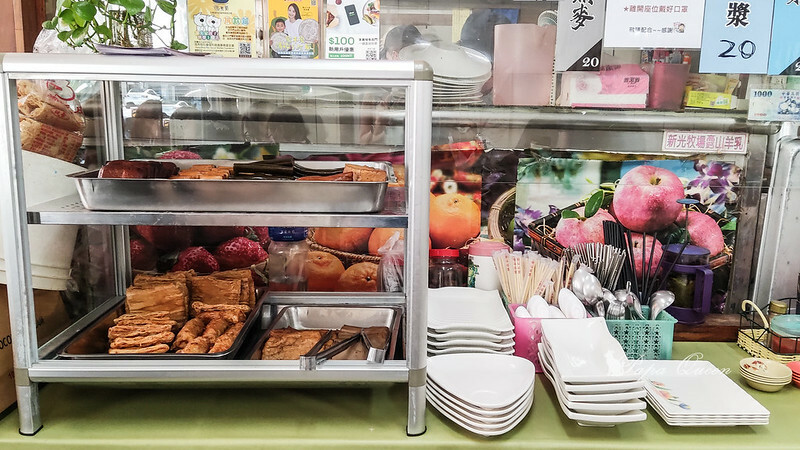 台中西區|素食 科博館附近路邊素食小麵館-推滷臭豆腐$60 素燥飯 想來點滷味小菜10元起!