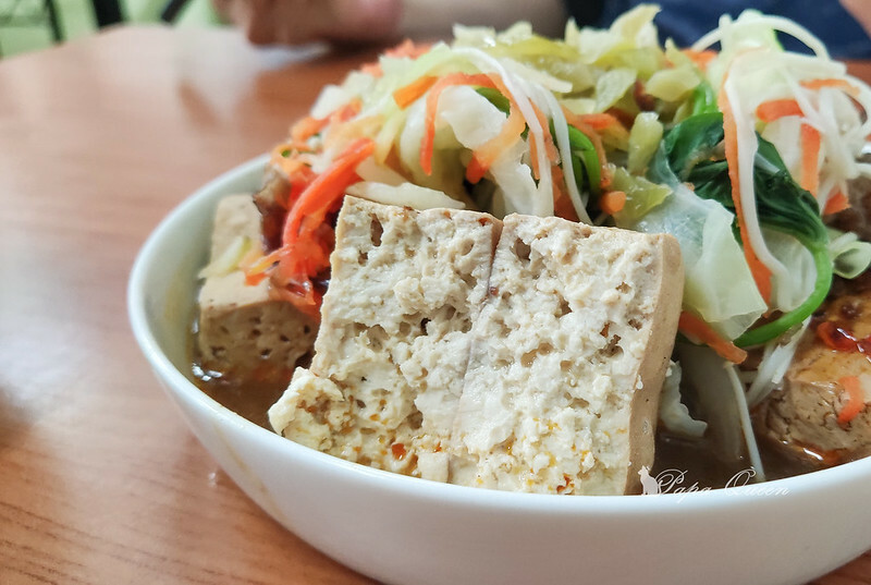 台中西區|素食 科博館附近路邊素食小麵館-推滷臭豆腐$60 素燥飯 想來點滷味小菜10元起!
