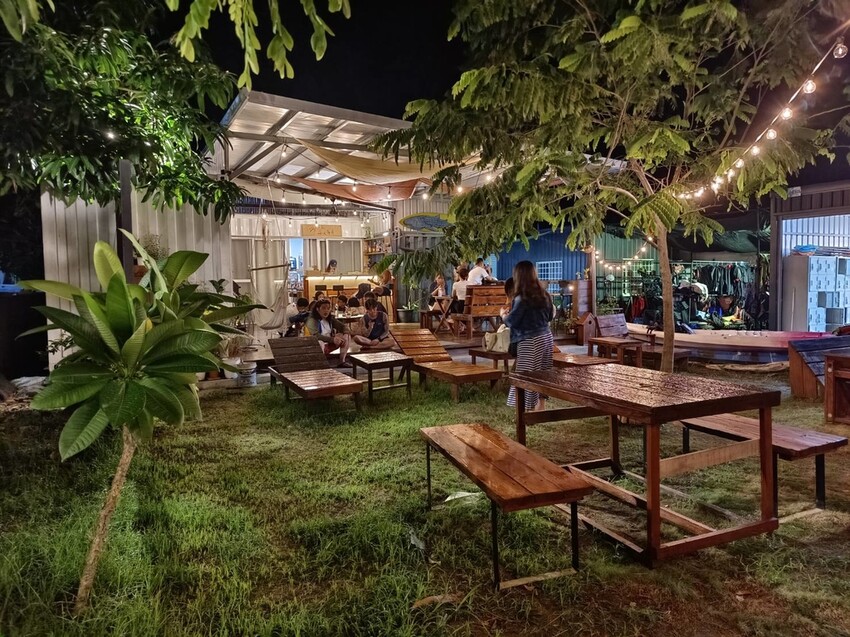 363723.jpg - 【屏東.小琉球】寵物友善戶外酒吧。靠岸Tea&bar有三張躺椅超悠閒夜生活。來小琉球喝酒吧