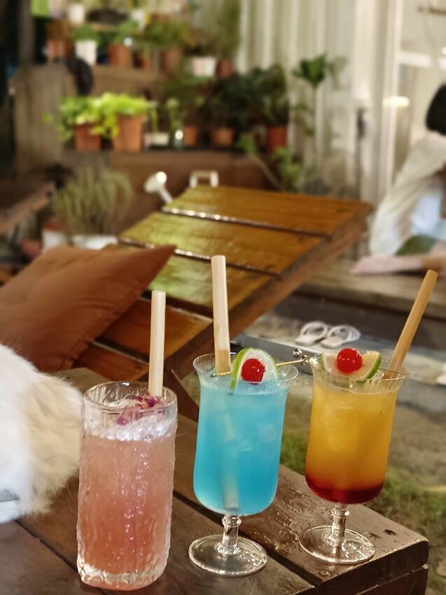 366735.jpg - 【屏東.小琉球】寵物友善戶外酒吧。靠岸Tea&bar有三張躺椅超悠閒夜生活。來小琉球喝酒吧