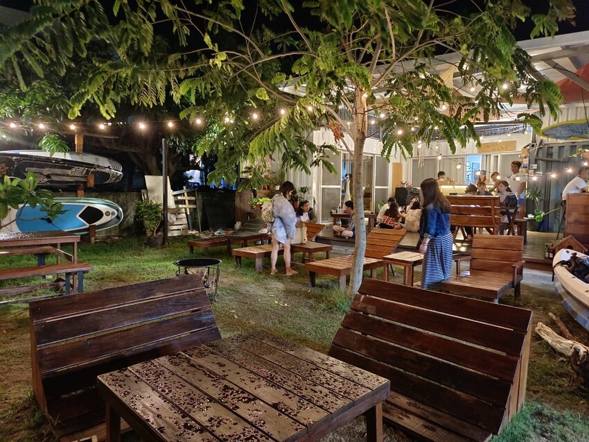 366760.jpg - 【屏東.小琉球】寵物友善戶外酒吧。靠岸Tea&bar有三張躺椅超悠閒夜生活。來小琉球喝酒吧