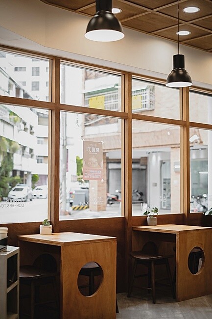 台北十大人氣必吃早餐”上山採覓”開來台中囉！主打厚切炭烤吐司、漢堡，近審計新村！！！