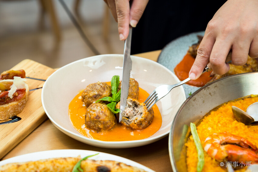 台北松山美食推薦-僻靜巷弄裡的低調義式及西班牙美食料理，不止有著能引出食材美味的餐點，還有超棒的手工窯烤披薩呢。(邀約) @圍事小哥的幸福相框