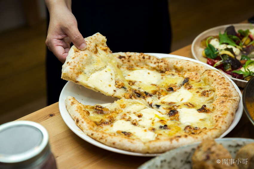 台北松山美食推薦-僻靜巷弄裡的低調義式及西班牙美食料理，不止有著能引出食材美味的餐點，還有超棒的手工窯烤披薩呢。(邀約) @圍事小哥的幸福相框