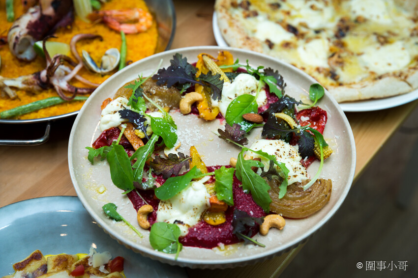 台北松山美食推薦-僻靜巷弄裡的低調義式及西班牙美食料理，不止有著能引出食材美味的餐點，還有超棒的手工窯烤披薩呢。(邀約) @圍事小哥的幸福相框