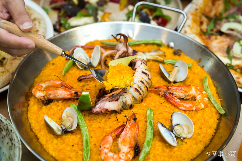 台北松山美食推薦-僻靜巷弄裡的低調義式及西班牙美食料理，不止有著能引出食材美味的餐點，還有超棒的手工窯烤披薩呢。(邀約) @圍事小哥的幸福相框