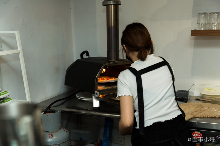 台北松山美食推薦-僻靜巷弄裡的低調義式及西班牙美食料理，不止有著能引出食材美味的餐點，還有超棒的手工窯烤披薩呢。(邀約) @圍事小哥的幸福相框
