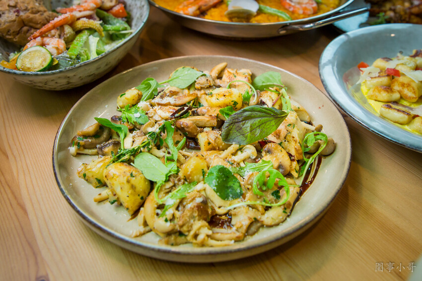 台北松山美食推薦-僻靜巷弄裡的低調義式及西班牙美食料理，不止有著能引出食材美味的餐點，還有超棒的手工窯烤披薩呢。(邀約) @圍事小哥的幸福相框