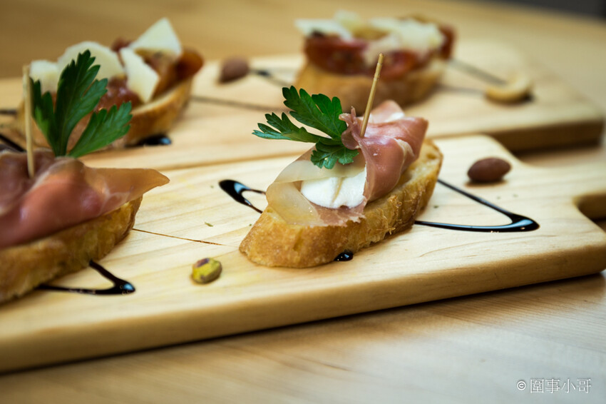 台北松山美食推薦-僻靜巷弄裡的低調義式及西班牙美食料理，不止有著能引出食材美味的餐點，還有超棒的手工窯烤披薩呢。(邀約) @圍事小哥的幸福相框