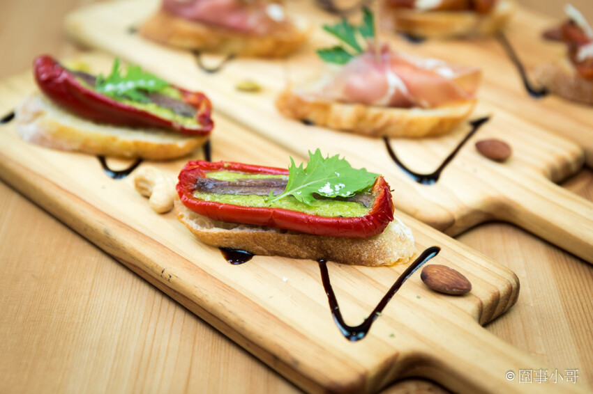 台北松山美食推薦-僻靜巷弄裡的低調義式及西班牙美食料理，不止有著能引出食材美味的餐點，還有超棒的手工窯烤披薩呢。(邀約) @圍事小哥的幸福相框