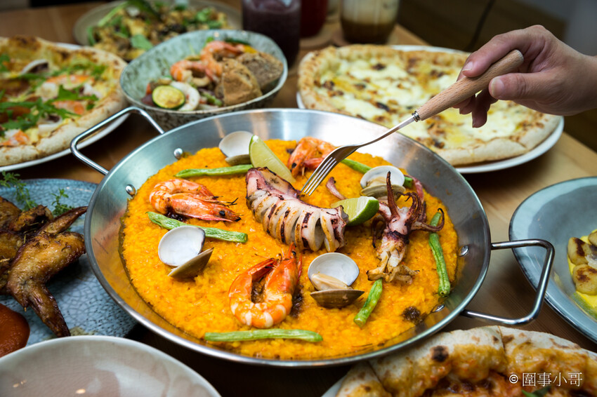 台北松山美食推薦-僻靜巷弄裡的低調義式及西班牙美食料理，不止有著能引出食材美味的餐點，還有超棒的手工窯烤披薩呢。(邀約) @圍事小哥的幸福相框